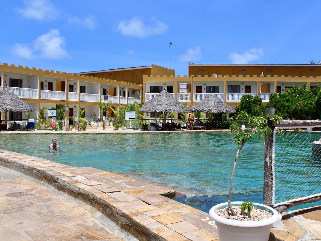Zwembad bij voorbeeldaccommodatie Zanzibar Reef and Beach resort